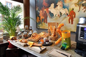 Desayuno buffet diario (EUR 13.00 por persona)