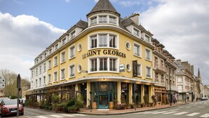 A corner building with the sign "Le Saint Georges" on the facade. - Logis Hôtel le St Georges Vendôme (Vendome)