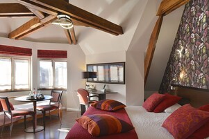 Escritorio, sistema de insonorización y wifi gratis 