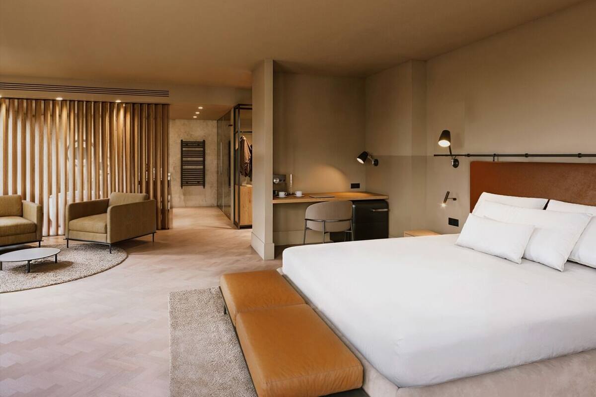 1 bedroom, hypo-allergenic bedding, down duvets, minibar