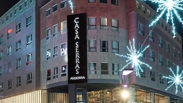 Voorkant accommodatie - avond/nacht