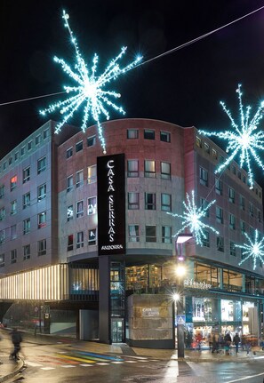 Bagian depan properti - sore/malam