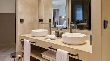 Junior suite (Cinema) | Badkamer | milieuvriendelijk toiletgerief, een haardroger, pantoffels, handdoeken