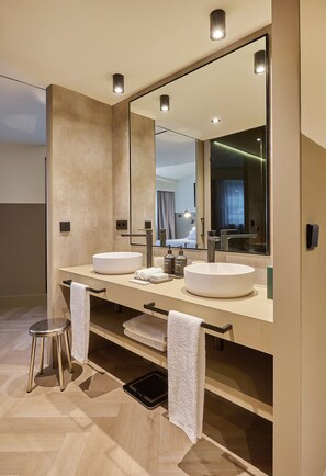 Suite Junior (Cinema) | Kamar mandi | Perlengkapan kamar mandi ramah lingkungan, pengering rambut,  dan sandal