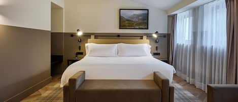 Deluxe Room | 1 bedroom, hypo-allergenic bedding, down duvets, minibar