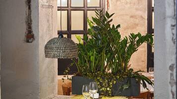 Se ofrece un desayuno bufé (25 EUR por persona)