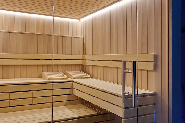 Un sauna, baño turco, masajes deportivos, masajes