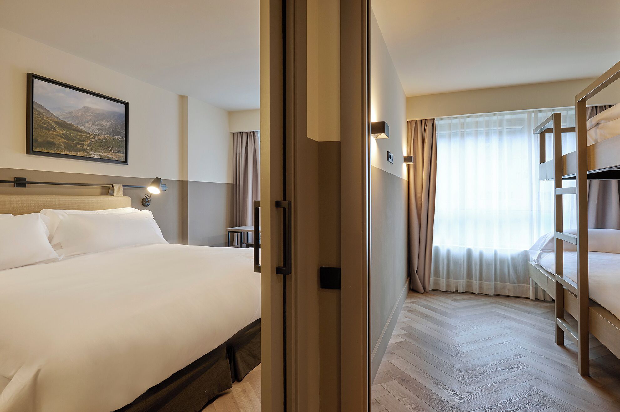 1 kamar tidur, seprai antialergi, selimut bulu angsa, dan minibar