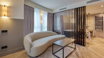 Junior Suite, Corner