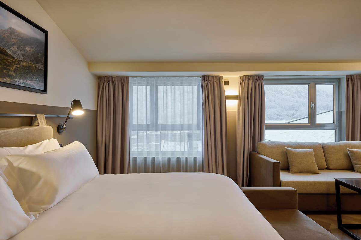 1 kamar tidur, seprai antialergi, selimut bulu angsa, dan minibar