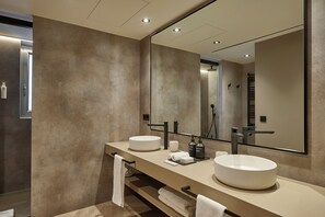 Eco-friendly toiletries, hair dryer, slippers, towels - Casa Serras Andorra (Andorra la Vella)