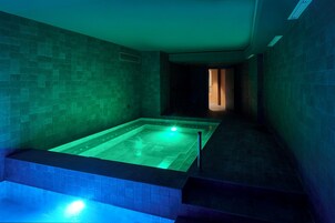Un sauna, baño turco, masajes deportivos, masajes