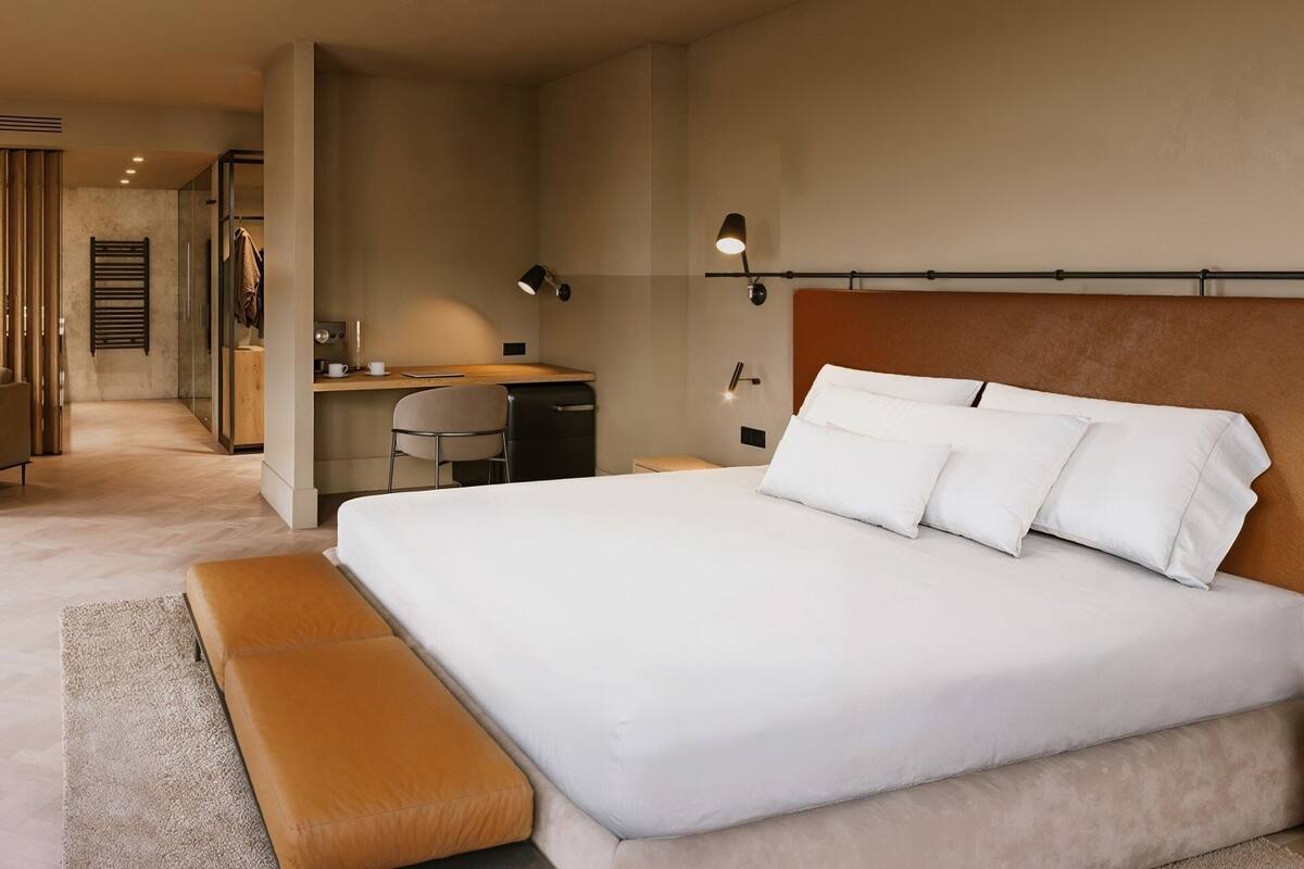 Deluxe-værelse - 1 queensize-seng | 1 soveværelse, allergivenligt sengetøj, dundyner, minibar