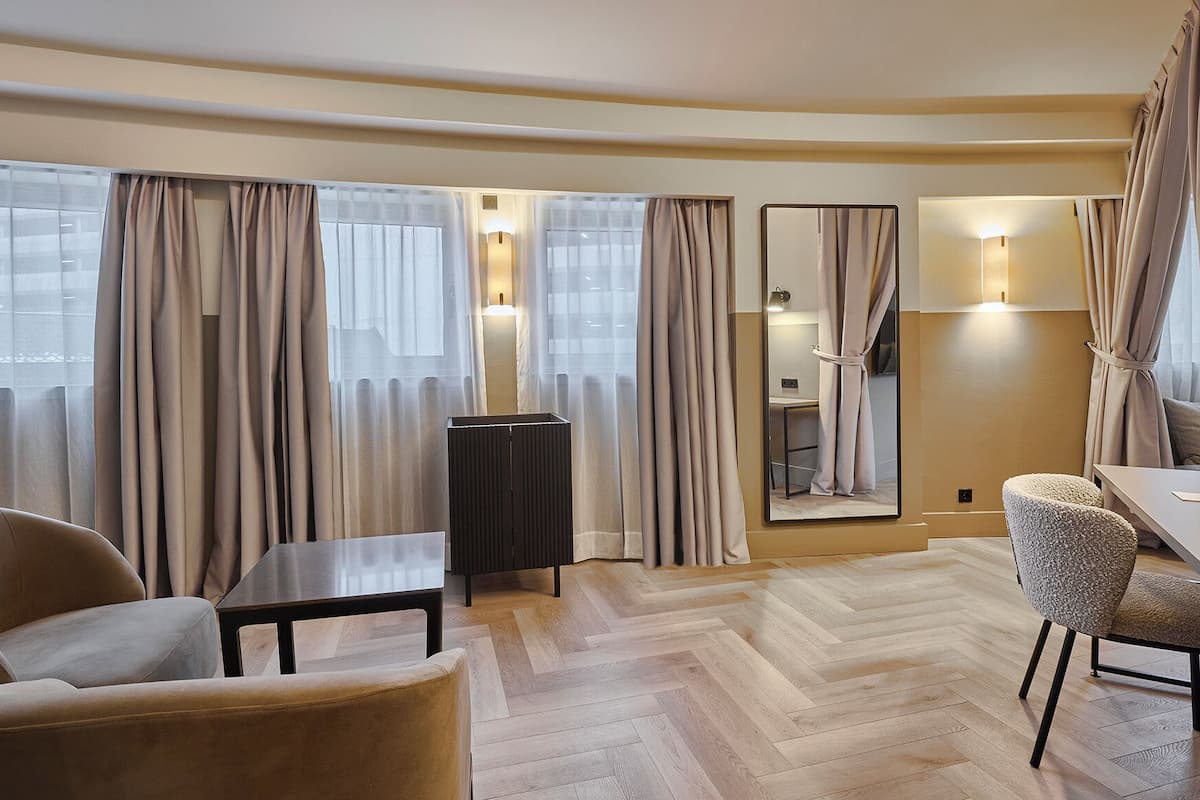 Suite junior (Cinema) | Zona de estar | Smart TV de 60 pulgadas con canales digitales