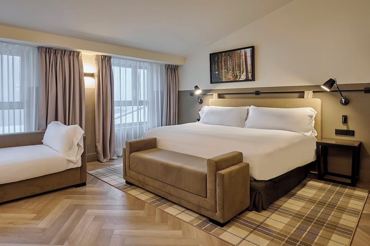 Habitación familiar (Grand Deluxe) | 1 dormitorio, ropa de cama hipoalergénica, edredones de plumas y minibar