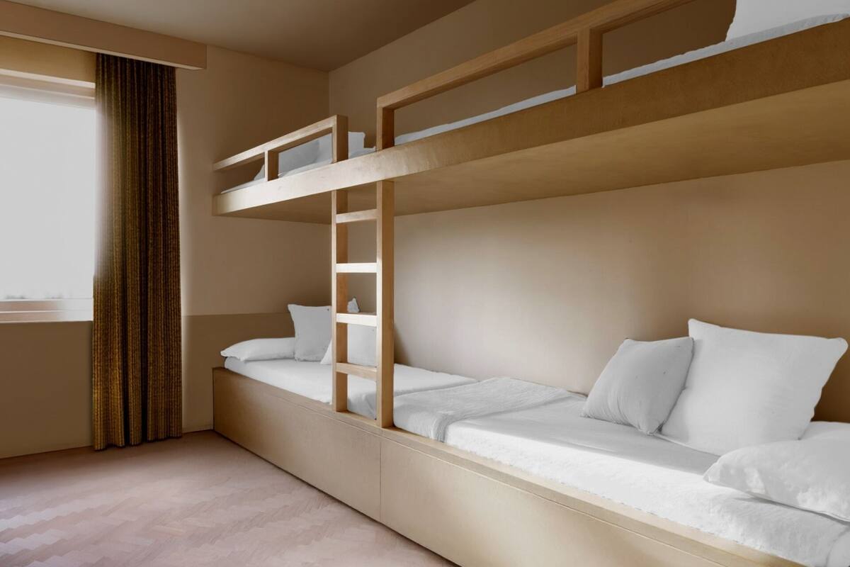 1 soveværelse, allergivenligt sengetøj, dundyner, minibar