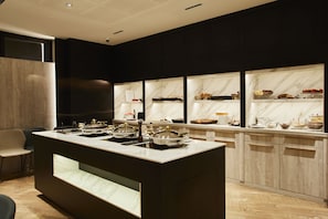 Desayuno buffet (EUR 23 por persona) 