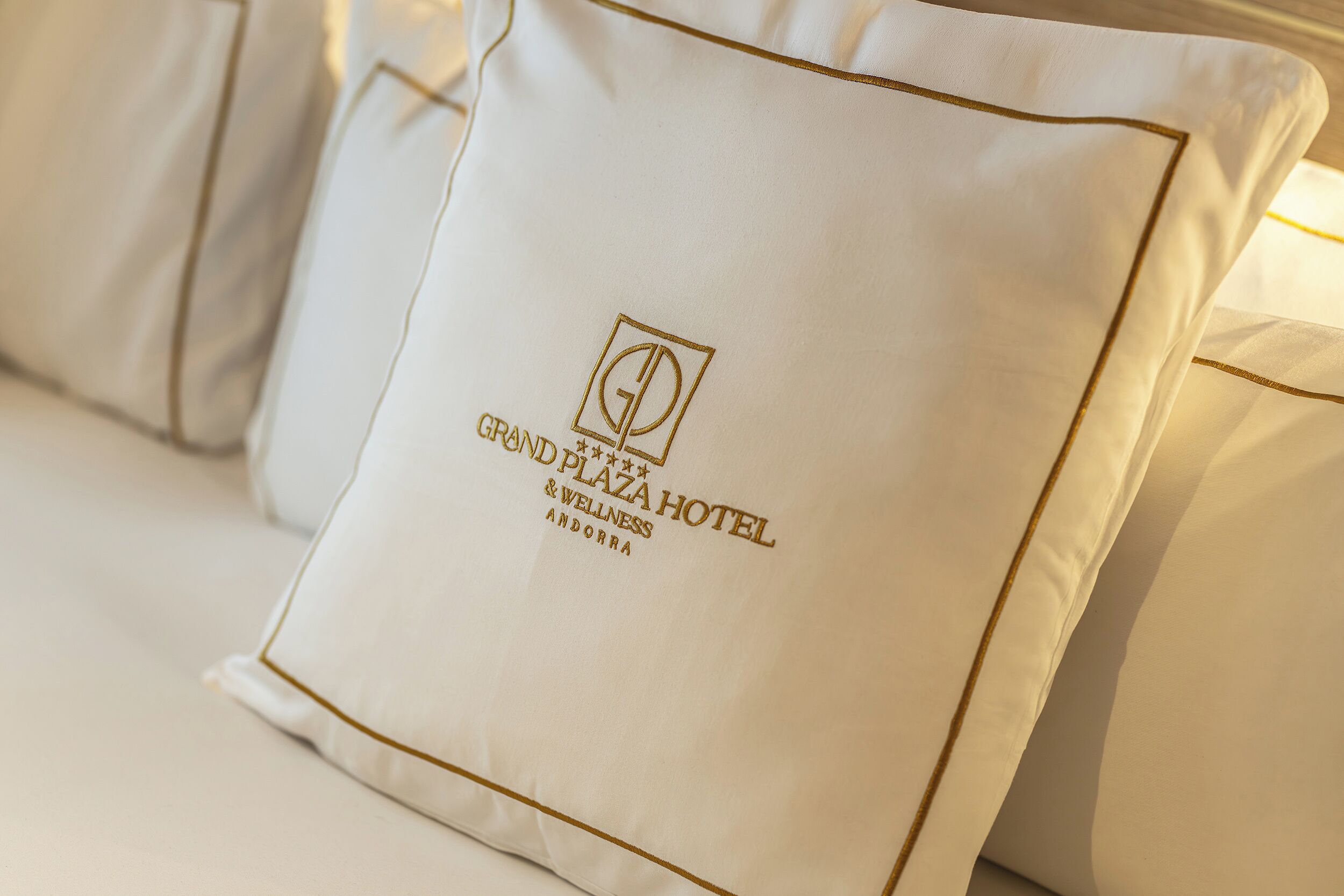 Un almohadilla con un logotipo y texto que indica que pertenece al Hotel Grand Plaza en Andorra.