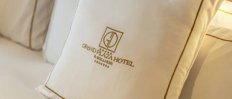 Un almohadilla con un logotipo y texto que indica que pertenece al Hotel Grand Plaza en Andorra.