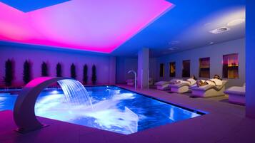 Salas de tratamiento para parejas, un sauna, una bañera de hidromasaje