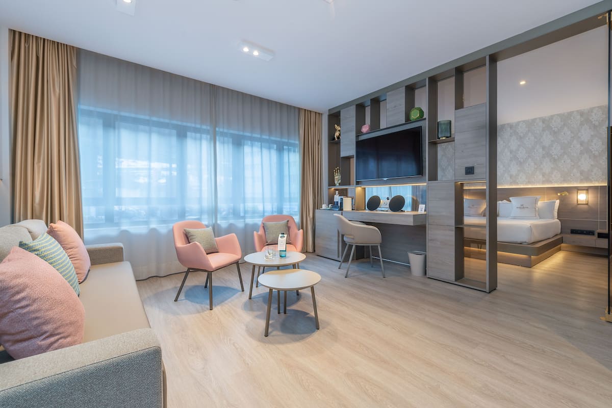 1 bedroom, hypo-allergenic bedding, down duvets, memory-foam beds