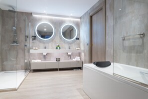 Suite | Badkamer | Een douche, gratis toiletartikelen, een haardroger, badjassen