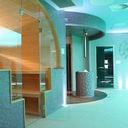 Couples treatment room(s), sauna, hot tub, steam room