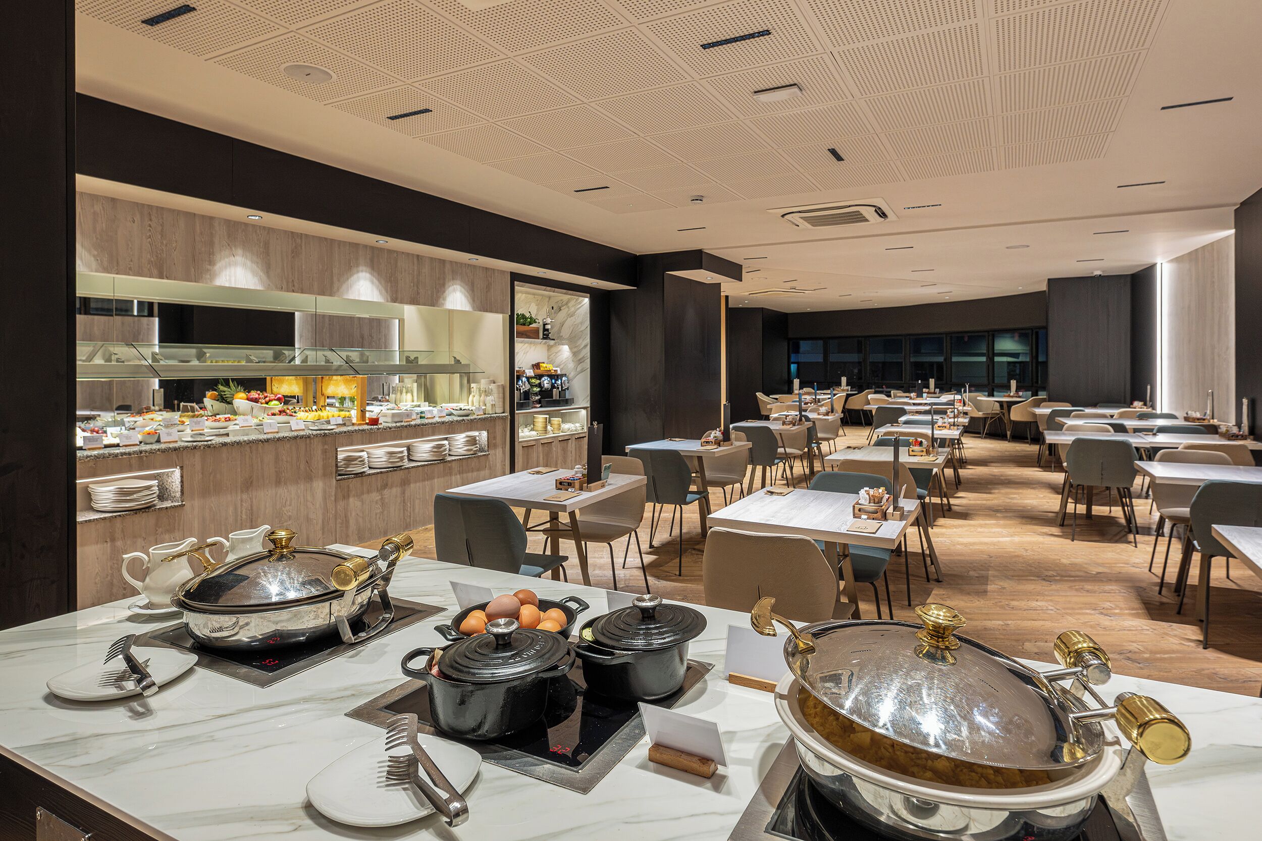2 restaurants; breakfast, lunch, and dinner served