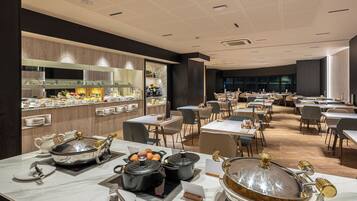 2 restaurants; breakfast, lunch, and dinner served