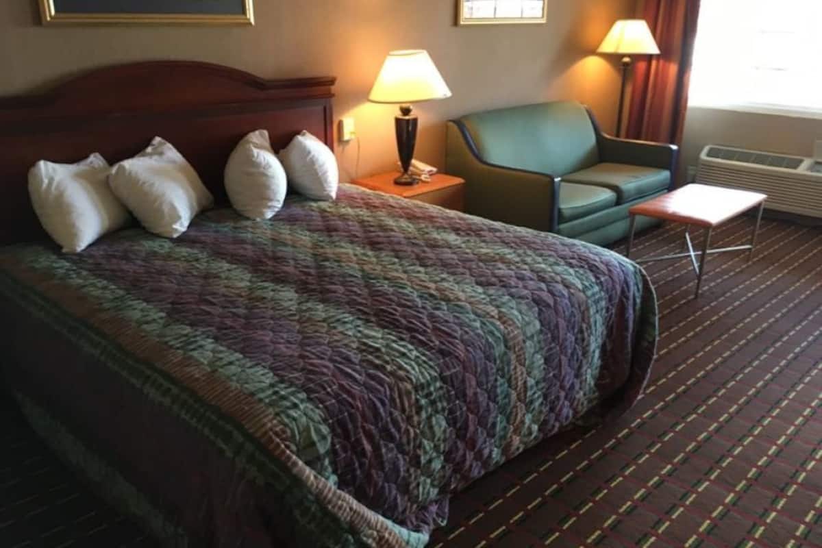 Single King Bed (Exterior Entry) | Premium bedding, blackout drapes, iron/ironing board, WiFi (free)