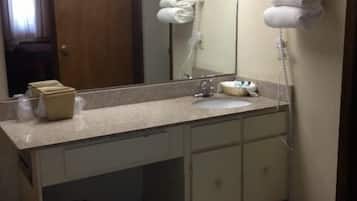 Two Double Beds (Exterior Entry) | Bathroom | Combined shower/tub, free toiletries, hair dryer, towels