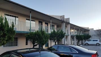 Dua Tempat Tidur Double (Exterior Entry) | Bagian depan properti