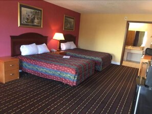 Two Double Beds (Exterior Entry) | Premium bedding, blackout drapes, iron/ironing board, free WiFi - Hotel Aiken (Aiken)