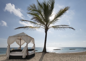 Private beach, white sand, beach umbrellas, beach towels - Ocean Blue & Sand Beach Resort - All Inclusive (Punta Cana)