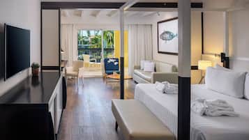 Superior Elegance Junior Suite | Dundyner, minibar (inkludert), safe på rommet og skrivebord