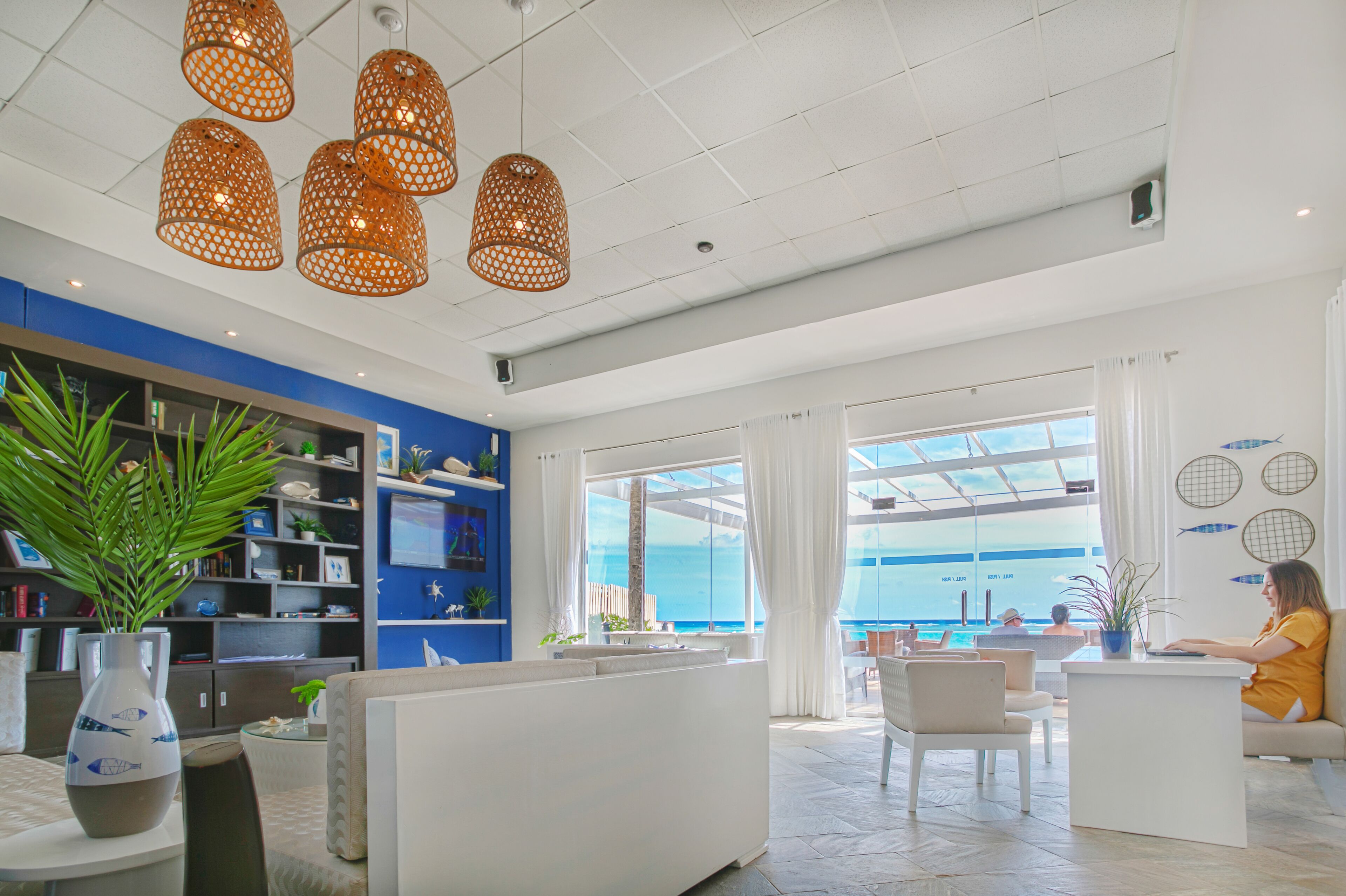 10 間酒吧/酒廊、2 間池畔酒吧、池中酒吧、海灘酒吧