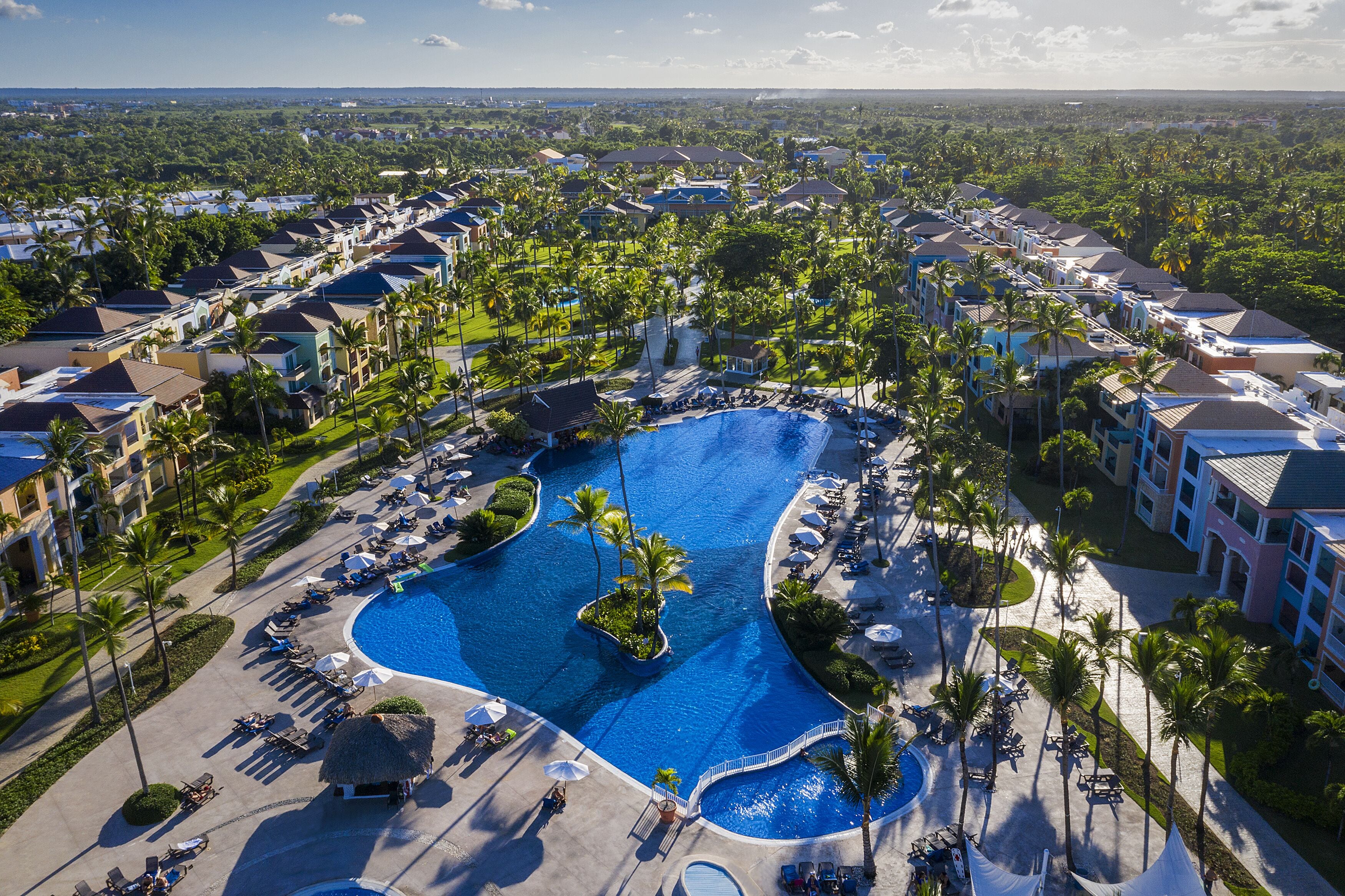 2 outdoor pools, pool umbrellas