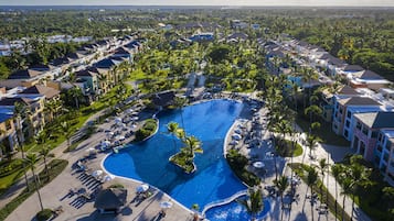 2 outdoor pools, pool umbrellas