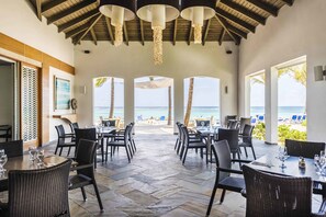 8 間餐廳；供應早餐、午�餐、晚餐；墨西哥菜