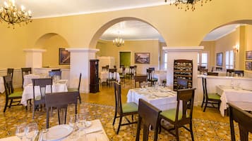 8 restaurants, breakfast, lunch, dinner served; Mexican cuisine