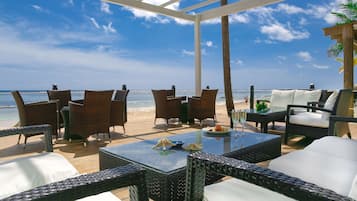 8 restaurants, breakfast, lunch, dinner served; Mexican cuisine