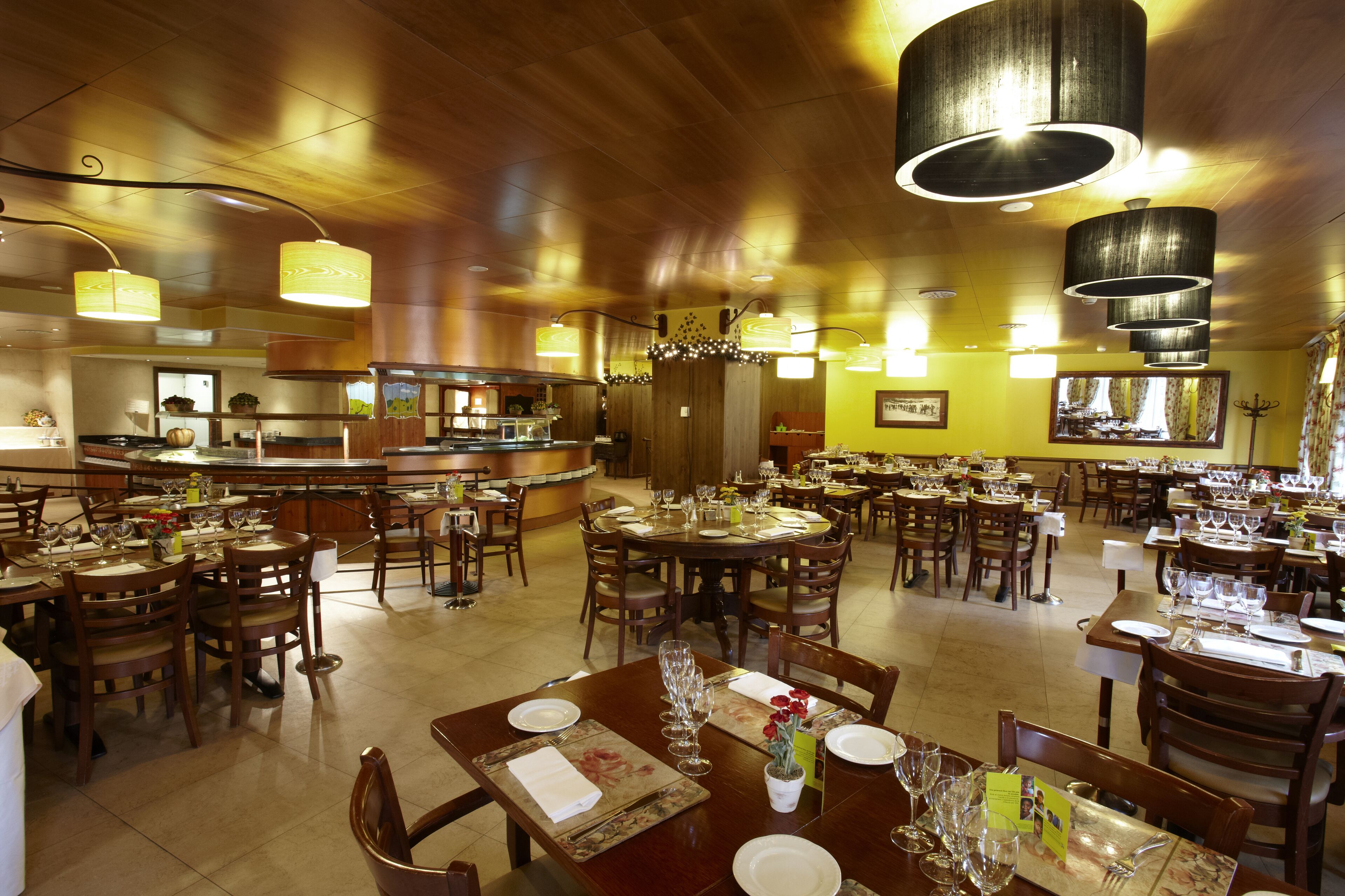 2 restaurantes; se sirven desayunos, almuerzos y cenas