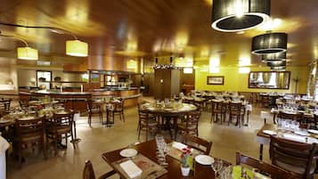 2 restaurantes; se sirven desayunos, almuerzos y cenas