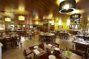2 restaurants; breakfast, lunch, and dinner served - Ski Plaza Hotel & Wellness (Canillo)