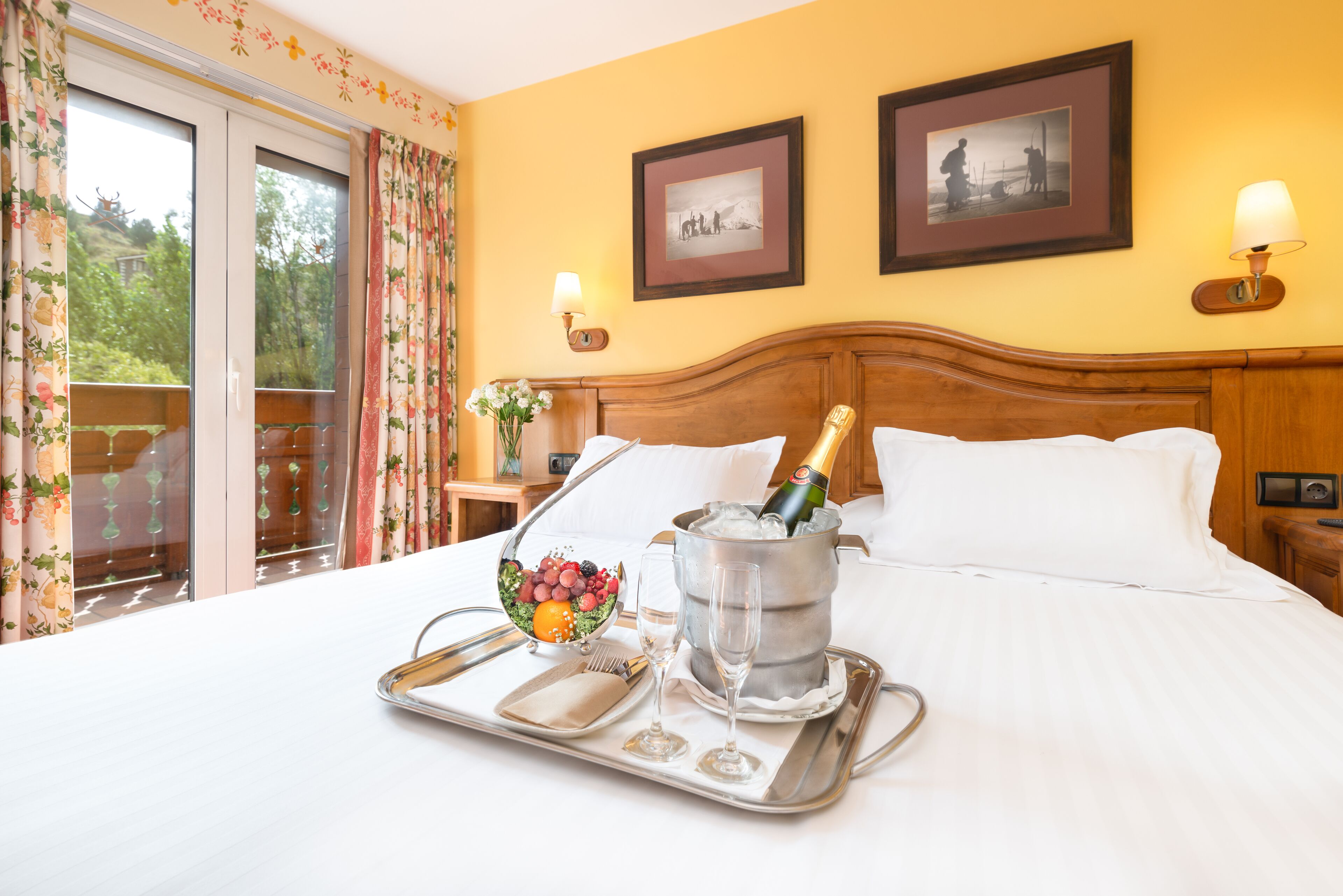 Edredones de plumas, minibar, caja fuerte y escritorio