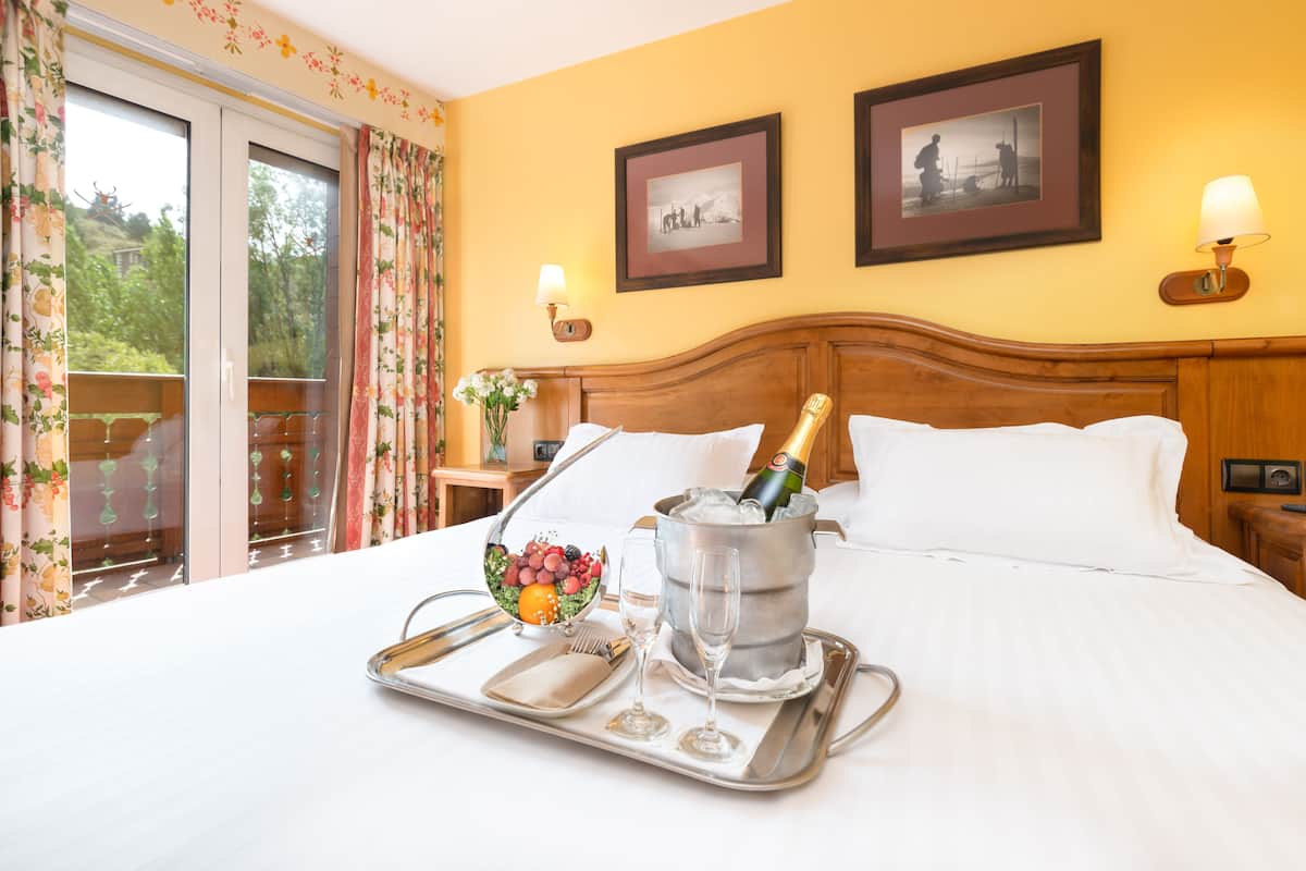 down duvets, minibar, in-room safe, desk