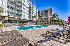 Outdoor pool, pool umbrellas - Carolina Dunes (Myrtle Beach)