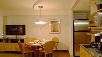 Suite, 1 King Bed and Queen Sofa Bed (Serenity Suite) | In-room dining