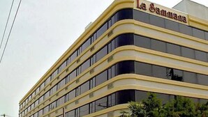 Un hôtel à plusieurs étages, doté d’une façade incurvée, de grandes fenêtres et d’une enseigne indiquant « La Samana ».