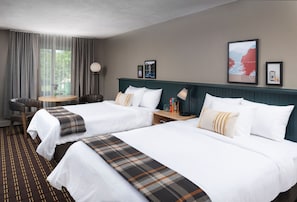 Een bureau, een laptopwerkplek, verduisterende gordijnen